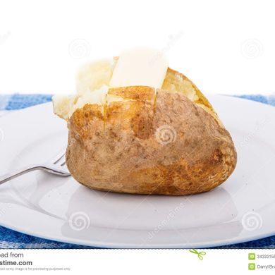 bakad-potatis-på-den-vita-plattan-och-blåtthandduken-med-smör-34333155